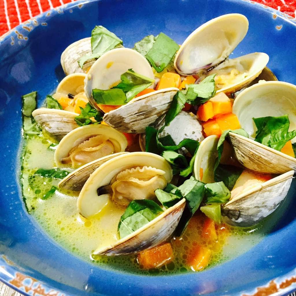 Steamed clams in a blue bowl